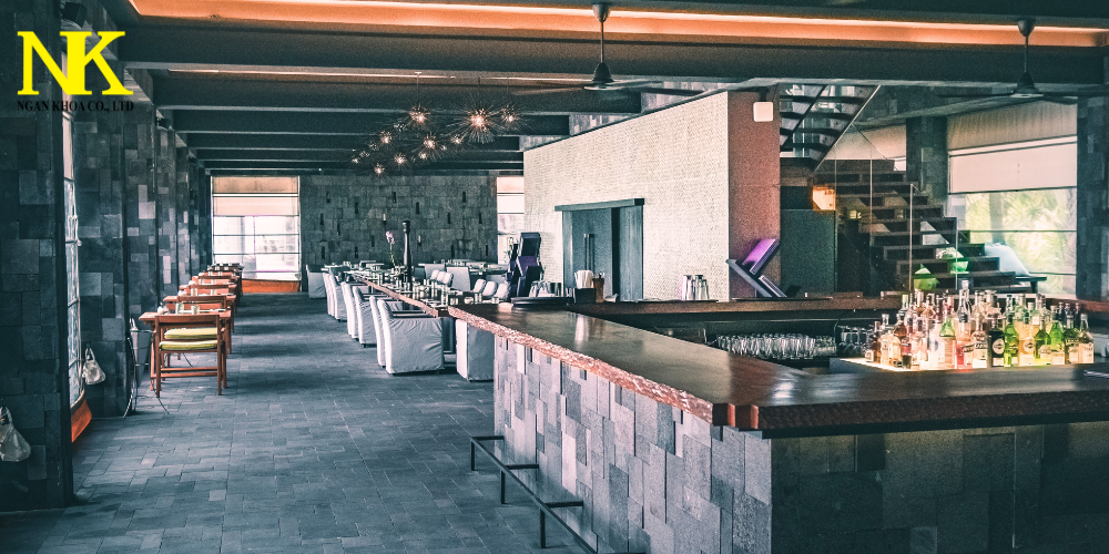 Thiết kế nội thất nhà hàng phong cách hiện đại không gian mở với bàn ghế đơn giản và ánh sáng tinh tế